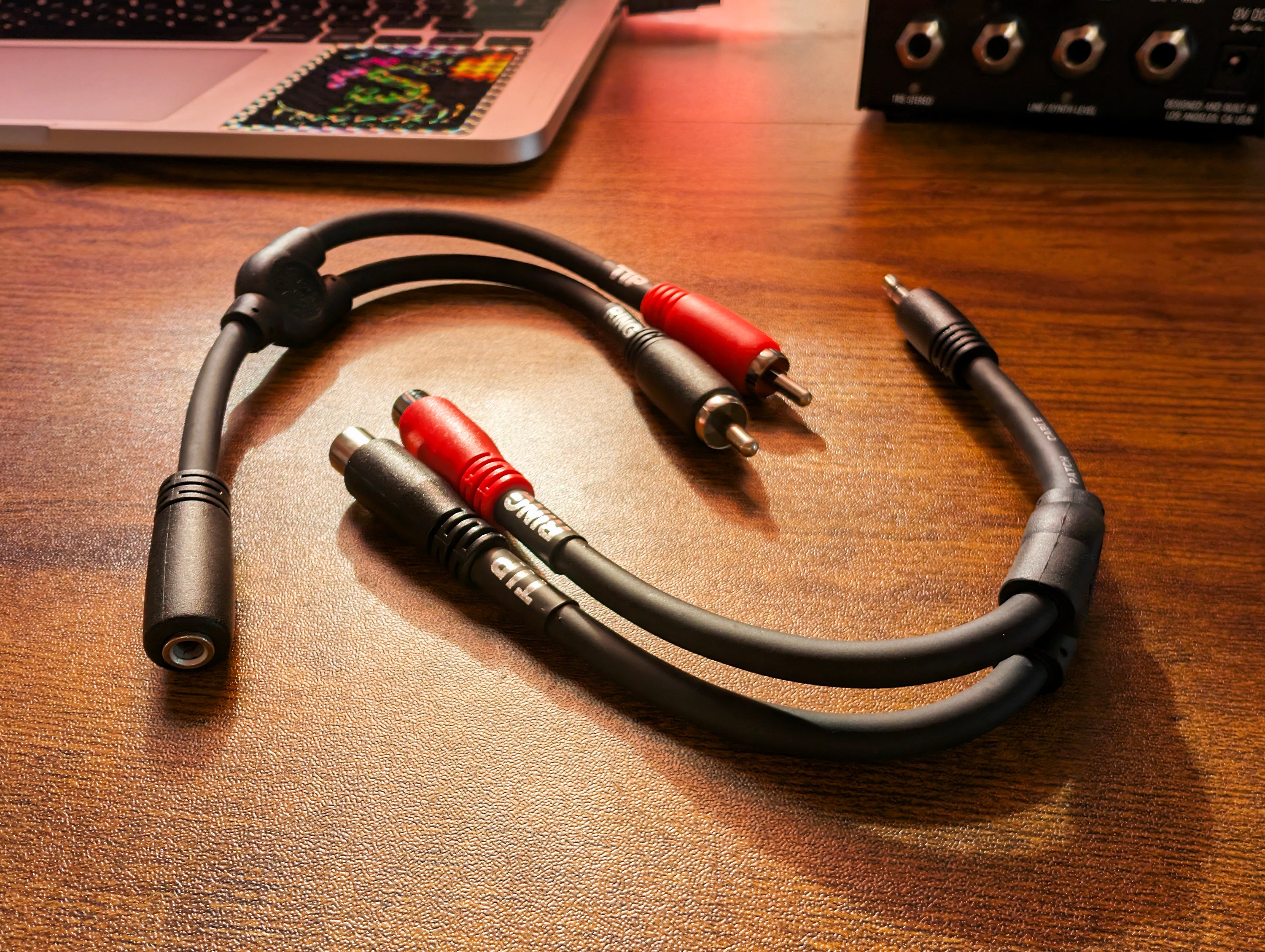 Pig Hog Solutions - 6" Y Cable, Stereo 3.5mm(M)-Dual RCA(F)