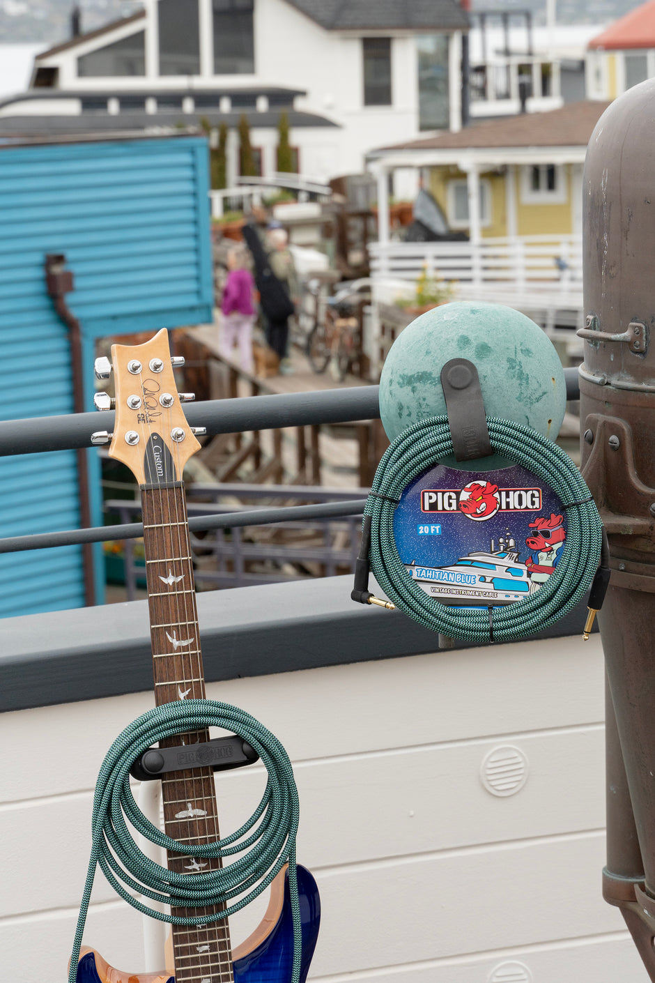 Pig Hog "Tahitian Blue" Instrument Cable, 10ft Right Angle