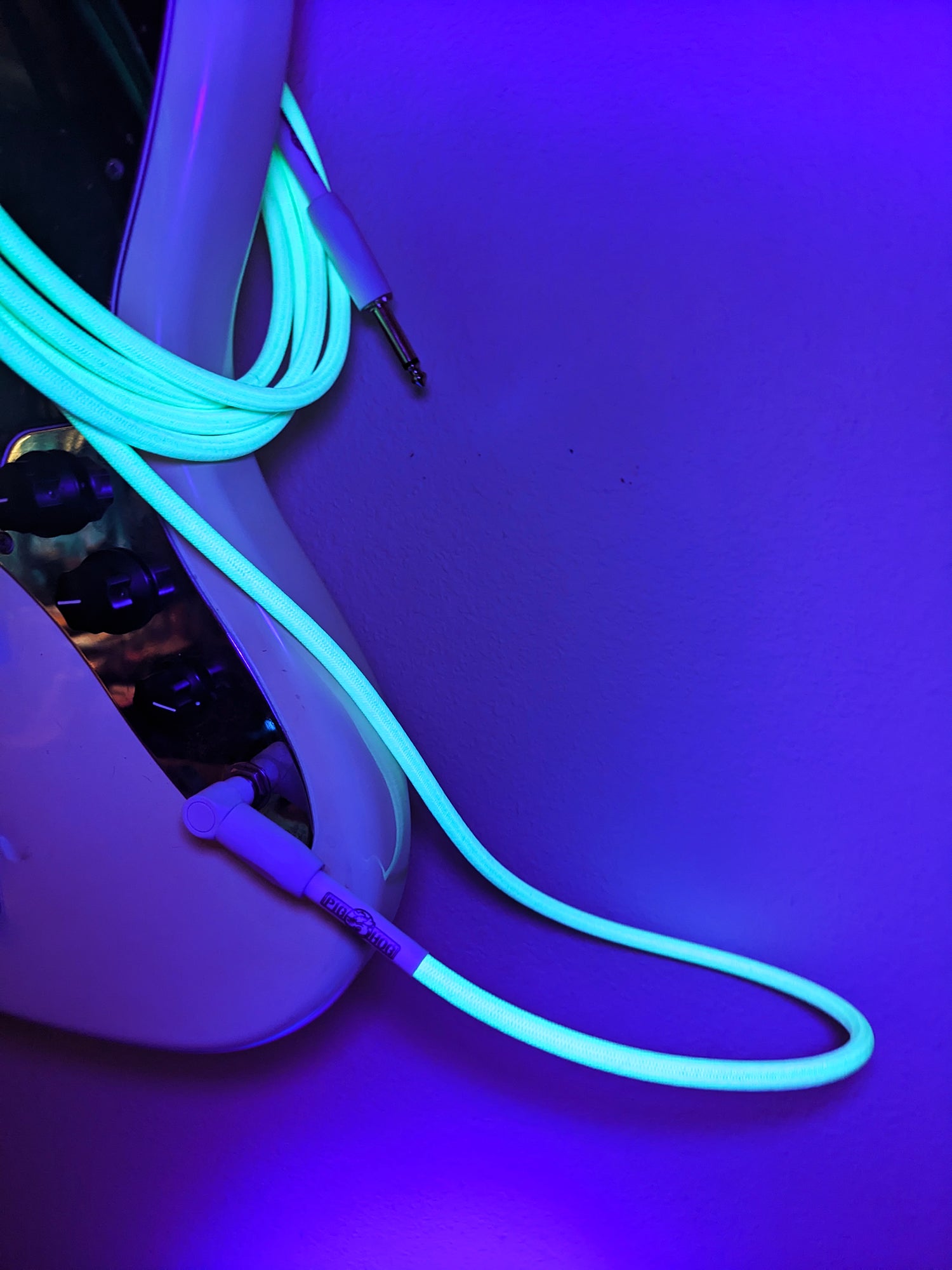 Pig Hog Glow In The Dark Instrument Cable, Right Angle 10ft