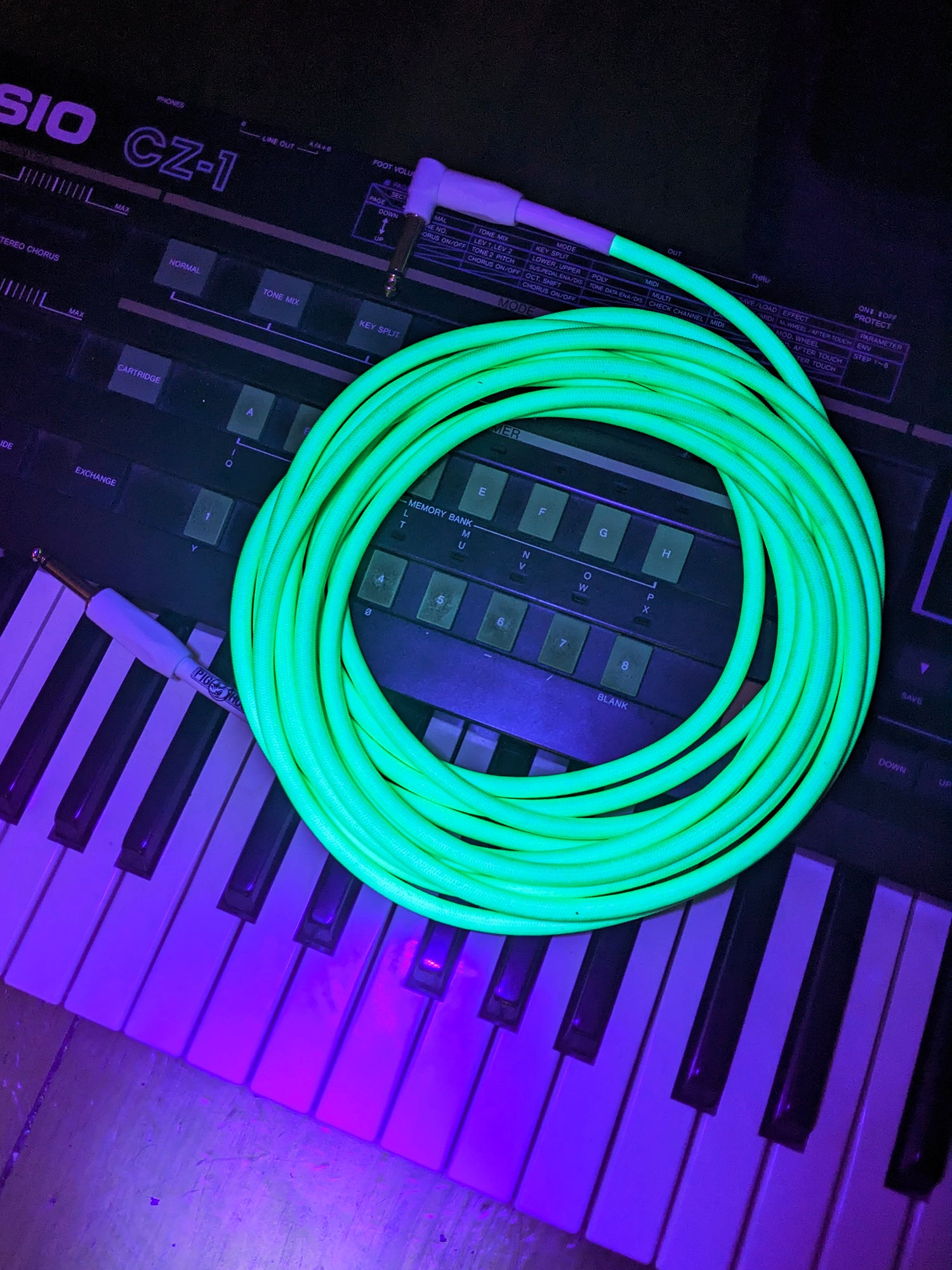 Pig Hog Glow In The Dark Instrument Cable, Right Angle 20ft