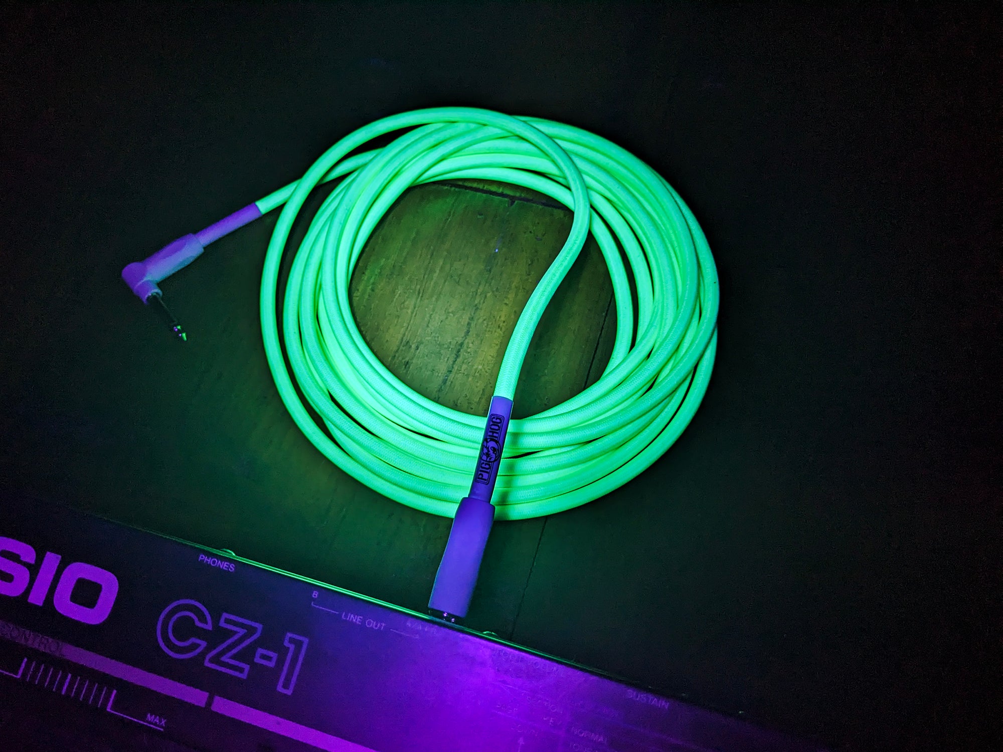 Pig Hog Glow In The Dark Instrument Cable, Right Angle 20ft